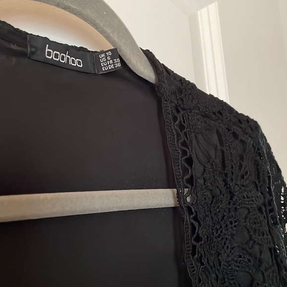 🎉 2x Host Pick! 🎉 Boohoo Black Flare Sleeve Lace Crochet Crop Top - Size 6 - Picture 8 of 13